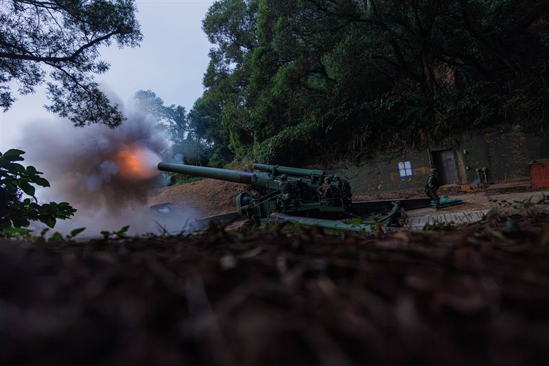 馬防部南竿守備大隊混合砲兵連運用240榴彈砲進行實彈射擊。(圖/軍聞社提供)