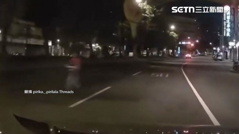 深夜有駕駛開車突然看到「紅衣小男童」騎著腳踏車逆向在快車道,嚇到直冒冷汗