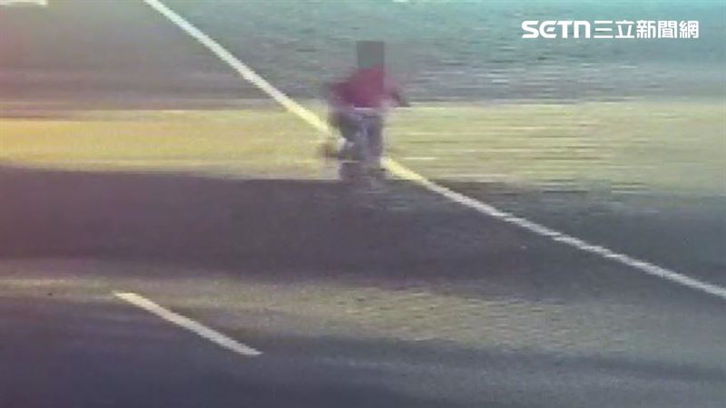 獨/鬼門提早開?紅衣童闖快車道嚇壞駕駛