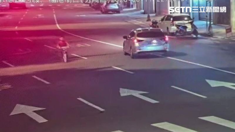 路口監視器明顯拍下男童騎著腳踏車在道路上,突然一個迴轉逆向騎在內側快車道