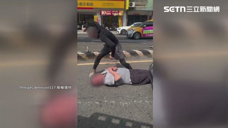 在行車糾紛中反制燒烤店老闆的葉姓駕駛表示「沒有受到威脅,誰會願意做出反擊?」(圖/翻攝自Threads @dennislin117)