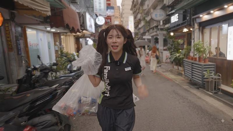 李多慧體驗便利商店一日員工,挑戰基本的結帳取貨到製作霜淇淋、甚至追垃圾車。(圖/翻攝自李多慧YouTube)