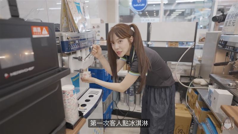 李多慧體驗便利商店一日員工,挑戰基本的結帳取貨到製作霜淇淋、甚至追垃圾車。(圖/翻攝自李多慧YouTube)