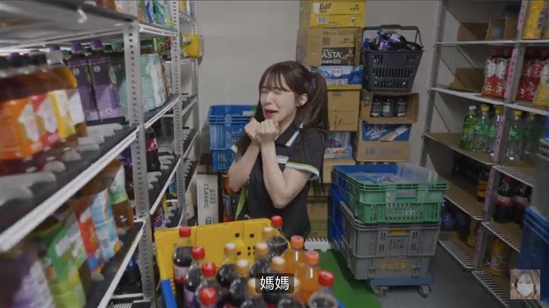 李多慧深刻體會到台灣超商員工的不易,並大讚服務簡直是「十項全能」。(圖/翻攝自李多慧YouTube)