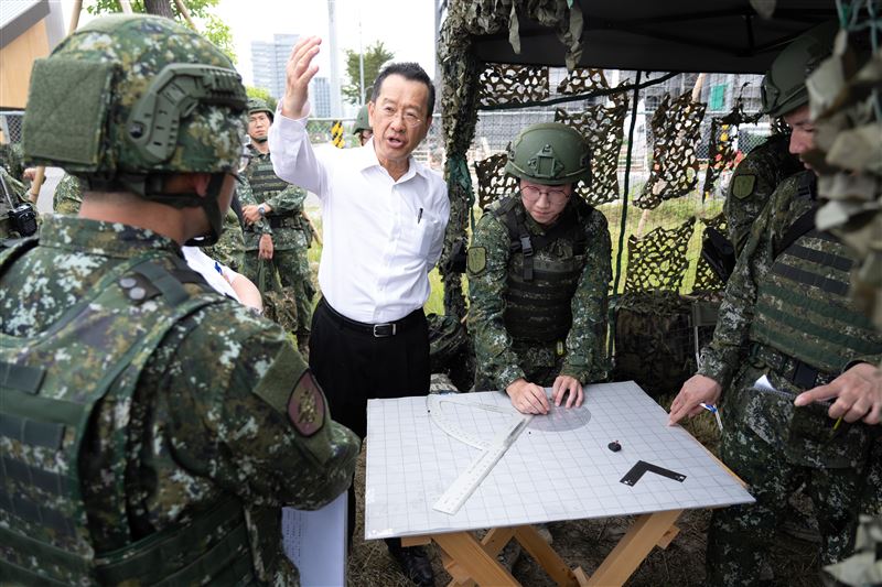 顧部長關心召員專長、訓練內容及心得,並請召員依訓練實況提出建議。(圖/軍聞社提供)