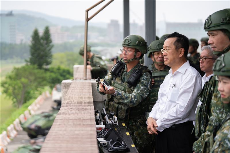 顧部長視導關渡平原反空機降演練。(圖/軍聞社提供)