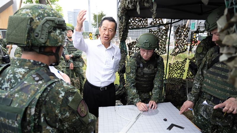 漢光42／顧立雄視導實兵演習部隊