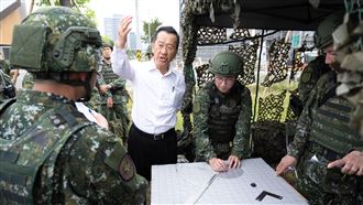 漢光42／顧立雄視導實兵演習部隊