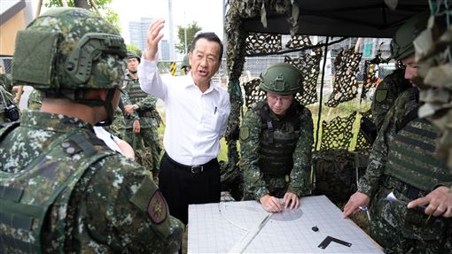 漢光42／顧立雄視導實兵演習部隊