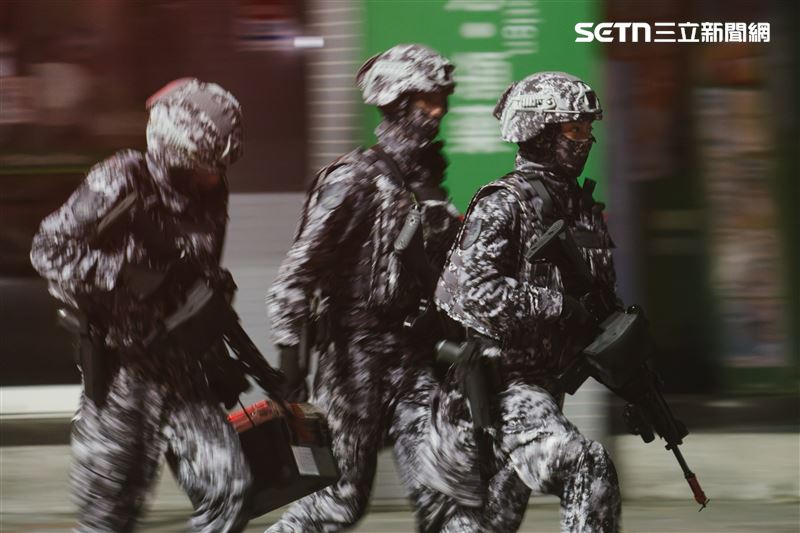 衛戍部隊防禦敵軍進犯，變換陣地。（圖／記者楊士誼攝影）