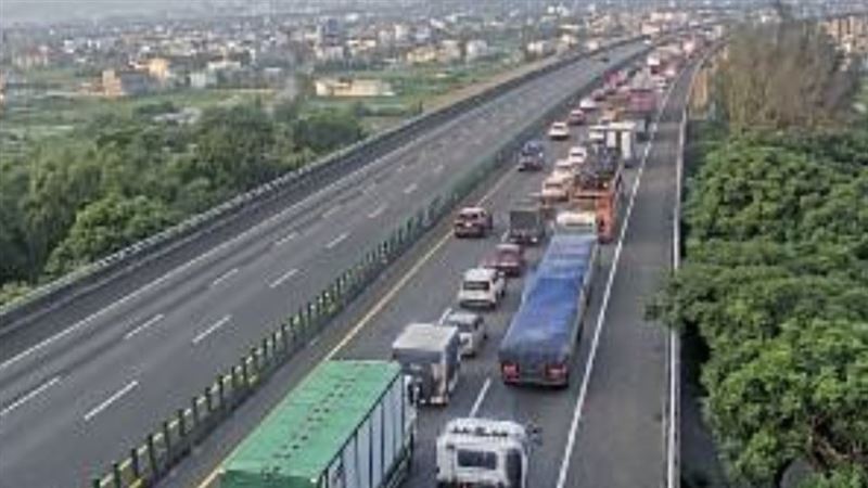 國道3號南向,苗栗縣頭屋路段,今天(13日)凌晨,發生一輛雙聯結車事故,導致內線、中線車道占用。(圖/翻攝自高公局官網)