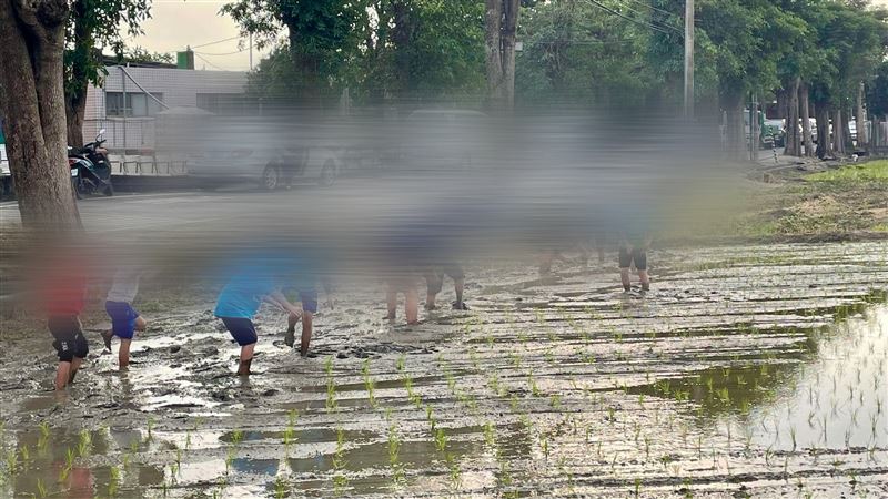 林老師帶頭參與活動,與學生打成一片。(圖/翻攝畫面)