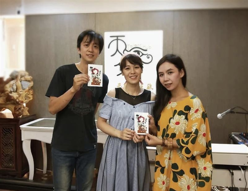 廖人傑（左起）和女友蔣瑋珊與陳苡孋共事多年。臉書