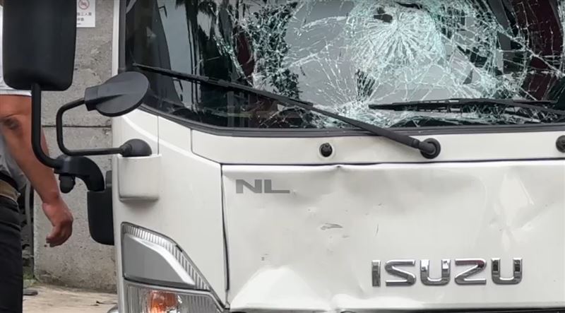 肇事駕駛表示，婦人突然騎車穿越馬路，發現時已來不及煞車。（圖／翻攝畫面）