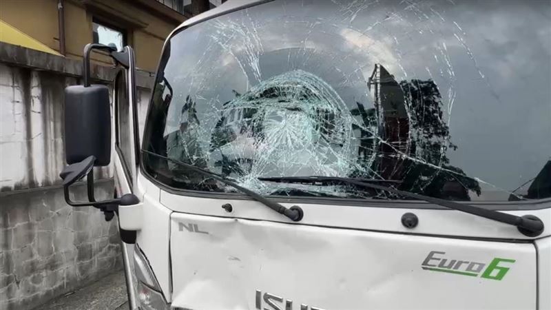 貨車「玻璃裂成蜘蛛網狀」單車婦OHCA命危