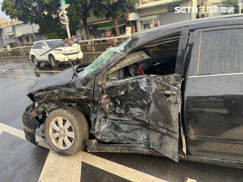 黑車駕駛疑未注意車前狀況,一頭撞上停在槽化線上的白車。(圖/翻攝畫面)