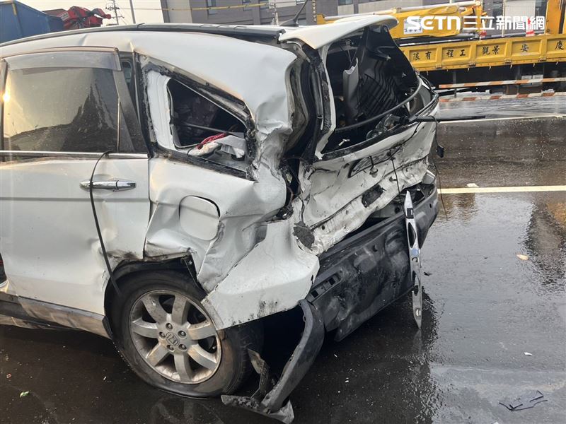白車駕駛稱因天雨路滑自撞護欄,停車查看時遭後方車輛追撞。(圖/翻攝畫面)