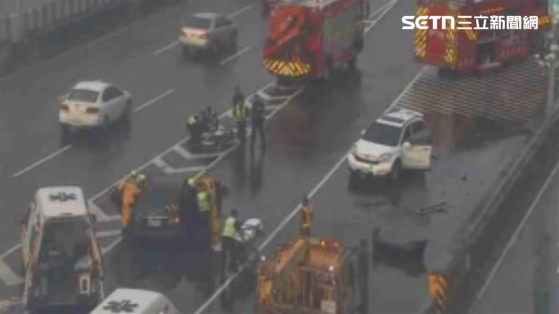 台74線發生追撞車禍,黑車駕駛受困車內,警消使用破壞器材救援。(圖/翻攝畫面)