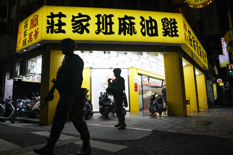 漢光42號實兵演習進入第9天,憲兵指揮部13日凌晨在連接新北板橋、台北萬華的光復橋實施守備作戰演練,官兵在周邊道路進行管制,店家營業暫受影響