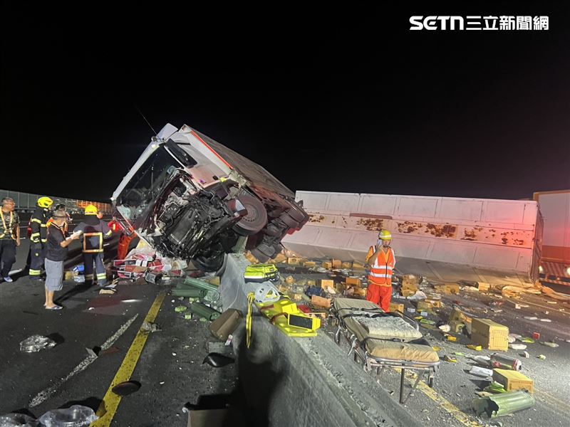 國3苗栗後龍段發生嚴重車禍，物流聯結車自撞護欄翻覆，波及8車慘況曝。（圖／翻攝畫面）