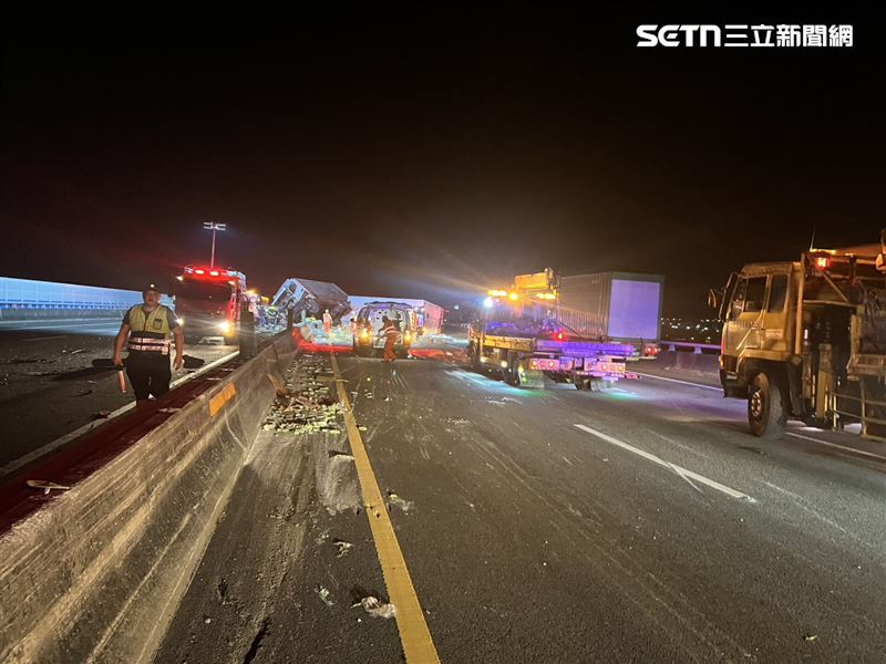 物流聯結車自撞護欄翻覆，車頭騎上中央護欄，車身橫倒占據北上3車道。（圖／翻攝畫面）