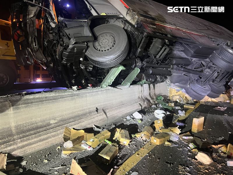 物流車載運的麵粉及矽利康散落一地，路過8車慘遭波及受損。（圖／翻攝畫面）