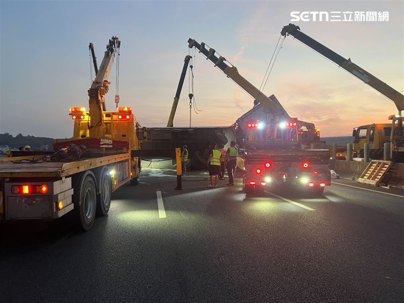物流聯結車自撞護欄翻覆，車頭騎上中央護欄，車身橫倒占據北上3車道。（圖／翻攝畫面）