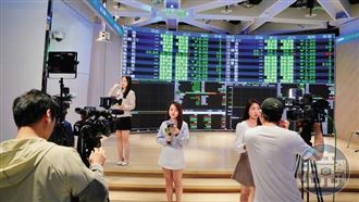 台股瀉八千點繼續押　專家示警四六貸風險