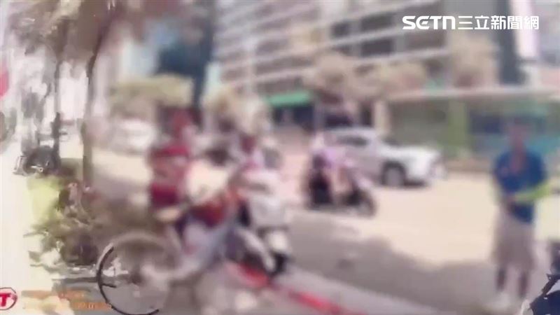北市侯姓機車騎士(白衣者)與葉姓機車騎士(藍衣者)發生行車糾紛,雙方當街互毆遭送辦。(圖/翻攝畫面)