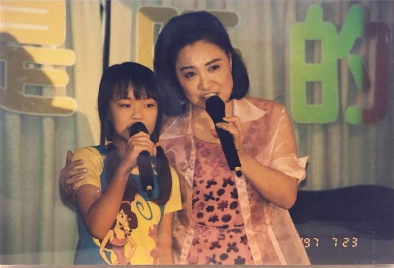 得知乾媽離世，張艾莉悲痛寫下：「即使已經做了一百萬次的心理準備」。（圖／翻攝自Threads）