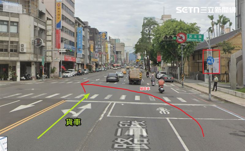 台中82歲婦人騎單車鬼切左轉,遭同向直行貨車撞死。(圖/翻攝畫面)