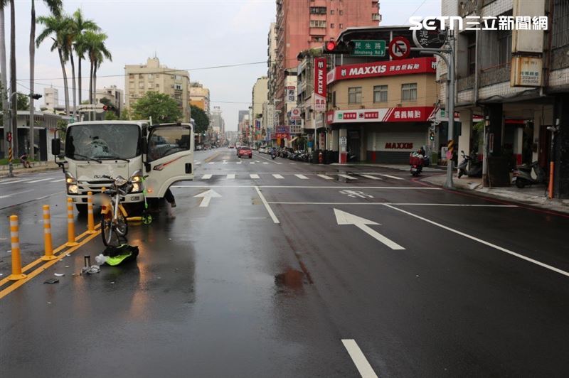 台中82歲婦人騎單車鬼切左轉,遭同向直行貨車撞死。(圖/翻攝畫面)