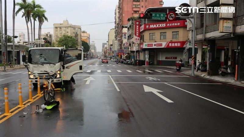 騎單車鬼切遭貨車撞飛！82歲嬤慘死路口