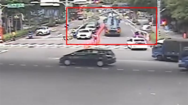 聯結車撞倒限高架瞬間。(圖/翻攝畫面)