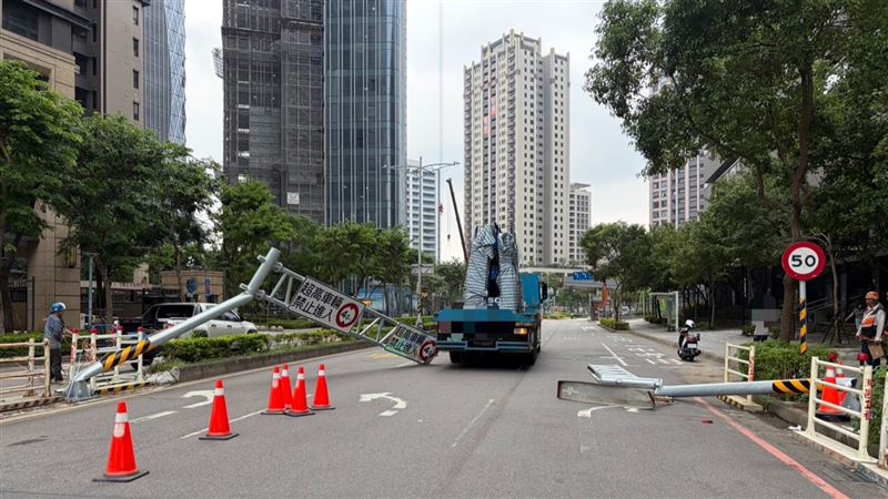 聯結車撞倒限高架事故現場。(圖/翻攝畫面)