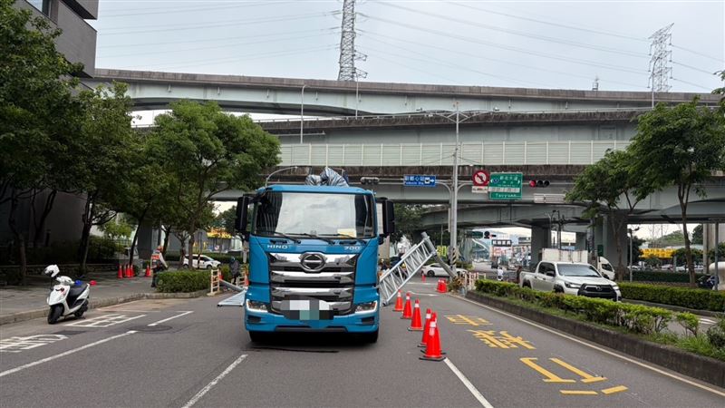 新北聯結車猛撞限高架！離譜肇事畫面曝光