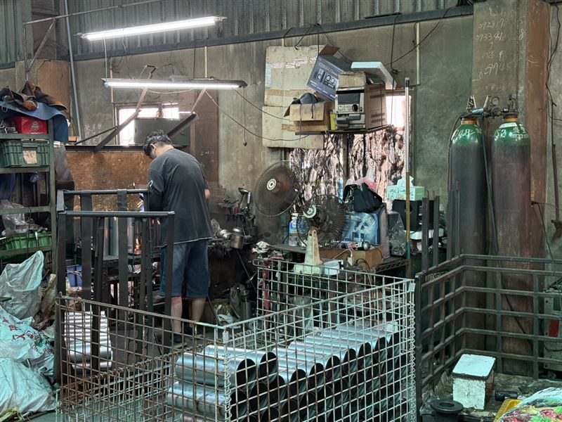 48歲男子長期在悶熱鐵皮屋工作,大量流汗卻只喝白開水,導致嚴重低血鉀,出現四肢無力、無法站立,甚至併發橫紋肌溶解症,經治療才脫離險境。(示意圖/非本起個案/衛福部彰化醫院)