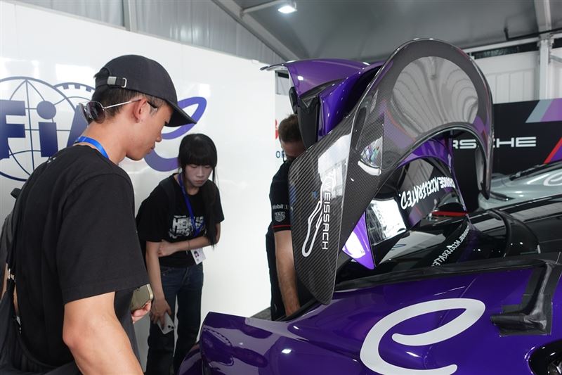 學生能近距離觀摩保時捷Formula E車隊。(圖/Porsche提供)