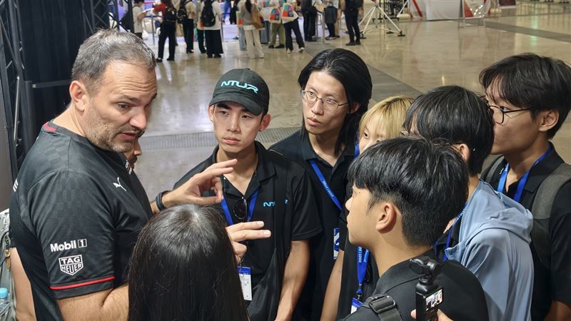 台大賽車隊到日本向保時捷Formula E車隊取經。(圖/Porsche提供)