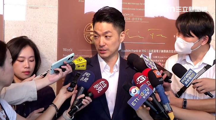 蔣萬安出席臺北市115學年度第1學期公私立中等學校校長會議,被媒體問到挺韓還是挺傅時,他則說「請民進黨不要永遠都是雙重標準」。(圖/翻攝畫面)