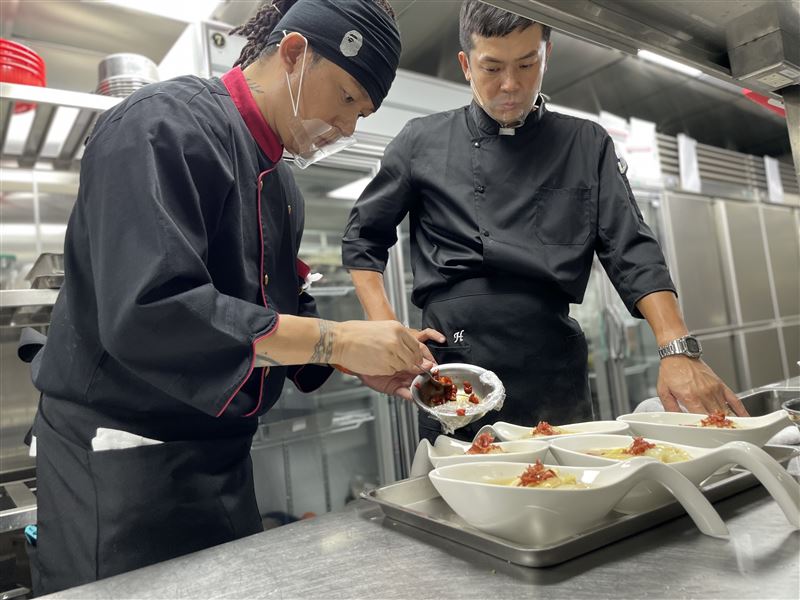 阿Ben、姚元浩準備料理。(圖/好看娛樂提供)