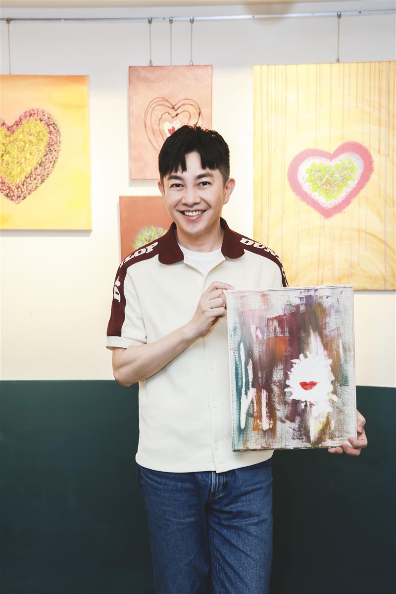 李明川從家中20多幅作品挑出8幅和「愛心」有關的展出。（圖／產值娛樂提供）