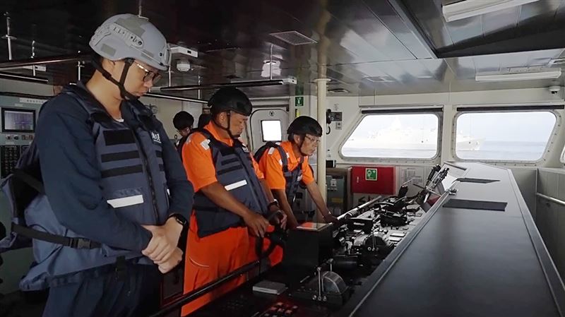 海巡、海軍首度實兵演練!漢光42號「聯合反封鎖護航」成功護送關鍵戰略物資入港。(圖/海洋委員會海巡署提供)