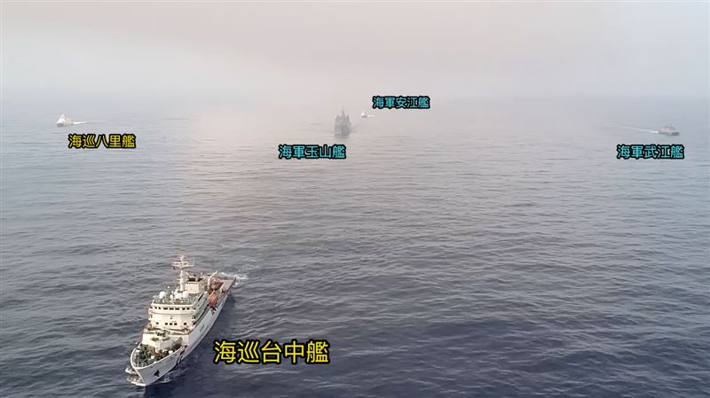 海巡、海軍首度實兵演練!漢光42號「聯合反封鎖護航」成功護送關鍵戰略物資入港。(圖/海洋委員會海巡署提供)