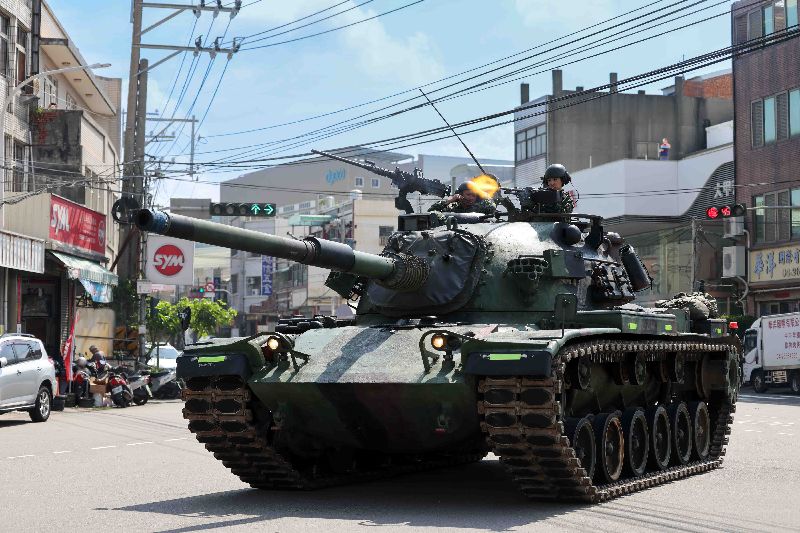 國軍漢光42號實兵演習13日在中部地區實施「要點守備」演練,CM11勇虎式戰車以機槍掃蕩進行敵火壓制,掩護步兵前進
