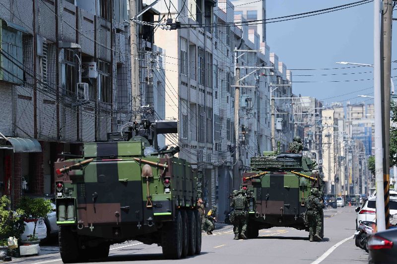 國軍漢光42號實兵演習13日持續進行,第五作戰區實施「要點守備」演練,以陸空協同作戰對進犯敵軍實施強勢制壓與掃蕩行動,雲豹甲車掩護步兵前進。(圖/中央社)