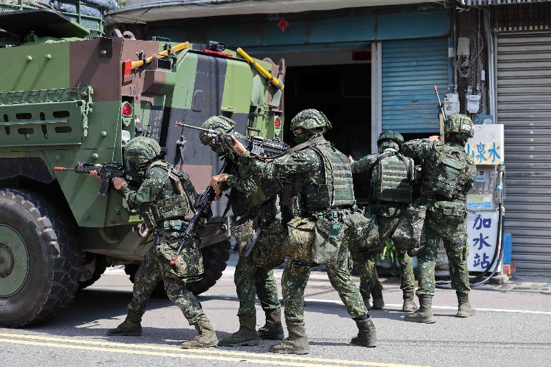 國軍漢光42號實兵演習13日持續進行,第五作戰區實施「要點守備」演練,以陸空協同作戰對進犯敵軍實施強勢制壓與掃蕩行動,步兵以裝甲車作為掩護進入巷戰,朝敵方前進。(圖/中央社)