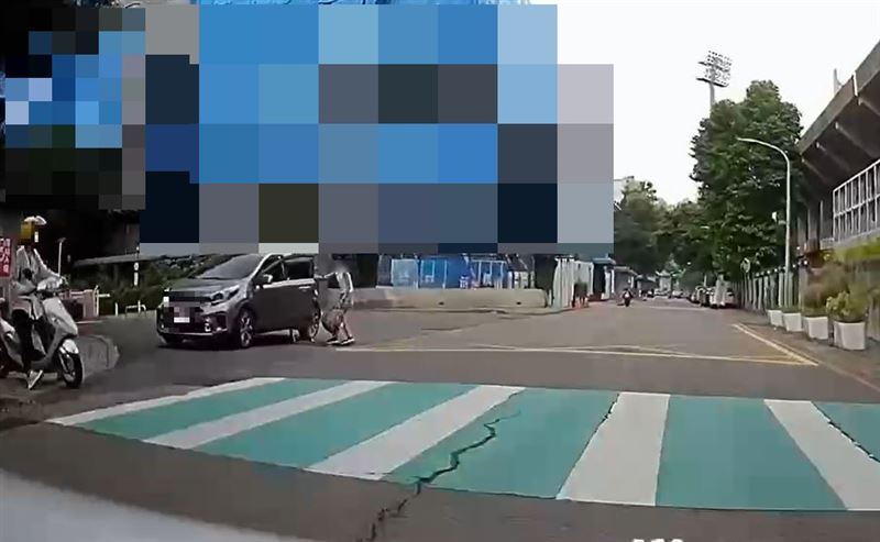 媽媽疑當街管教女兒,將書包丟在地上,試圖丟包女兒離開。(圖/翻攝畫面)
