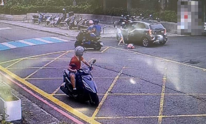 女童緊張用力拉開車門試圖上車,卻差點摔倒。(圖/翻攝畫面)