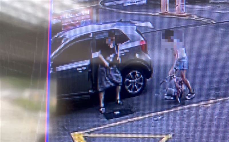 媽媽到派出所說明表示,因女兒要考國中,念書態度消極才出手管教,否認毆打。(圖/翻攝畫面)